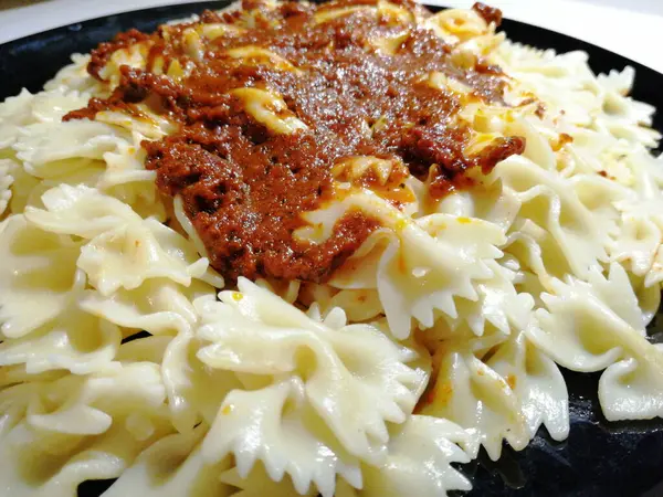 Servis tabağında lezzetli makarna.