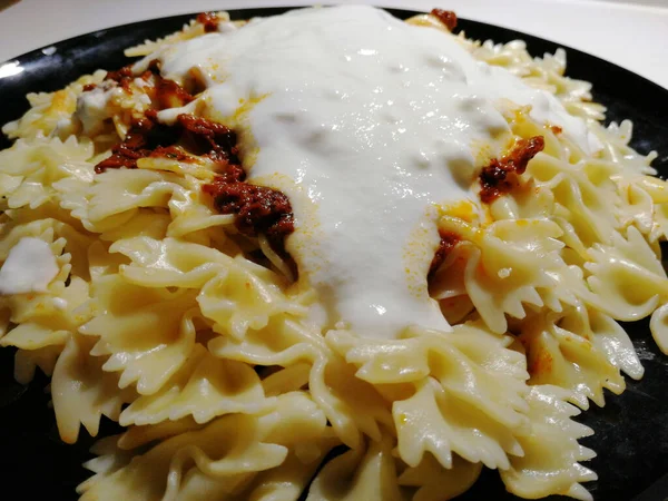 Servis tabağında lezzetli makarna.