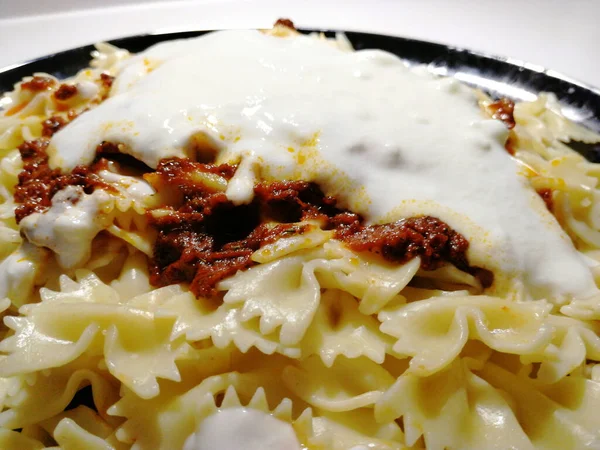 Servis tabağında lezzetli makarna.