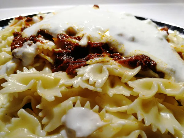 Servis tabağında lezzetli makarna.