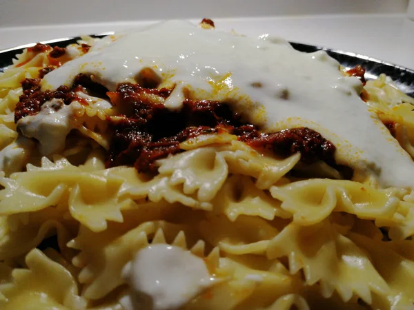 Servis tabağında lezzetli makarna.