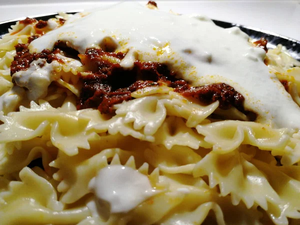 Servis tabağında lezzetli makarna.