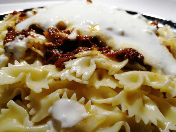 Servis tabağında lezzetli makarna.