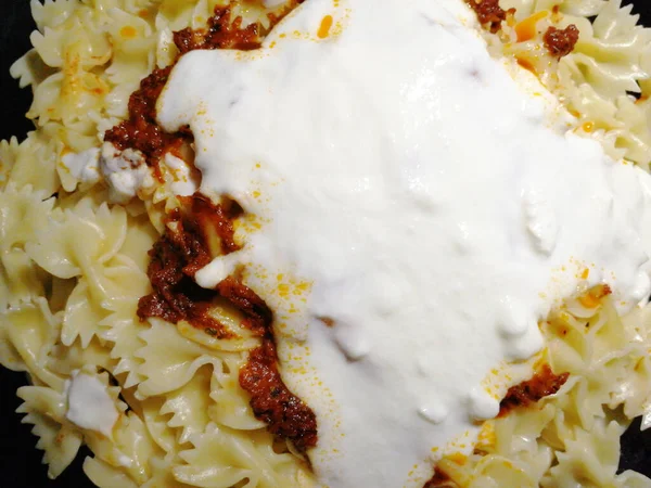 Servis tabağında lezzetli makarna.