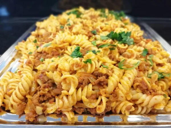 Servis tabağında lezzetli makarna.