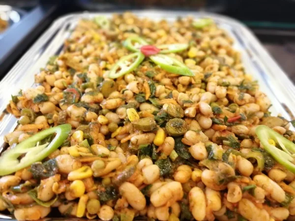 Servis tabağında lezzetli makarna.