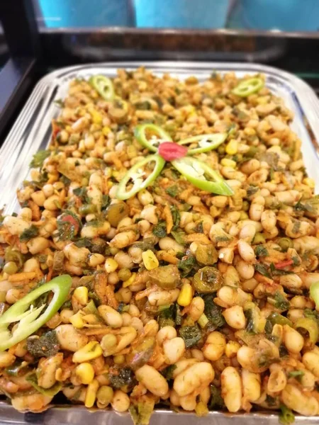 Servis tabağında lezzetli makarna.