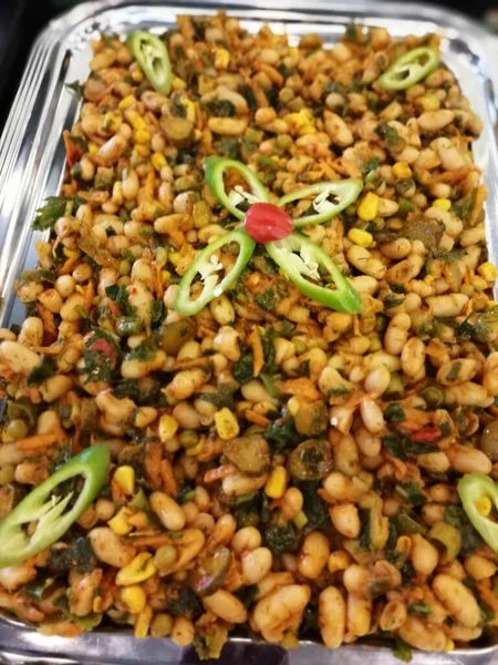 Servis tabağında lezzetli makarna.