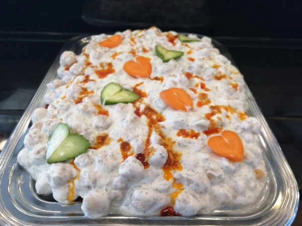 Servis tabağında lezzetli tereyağlı Türk mantısı.