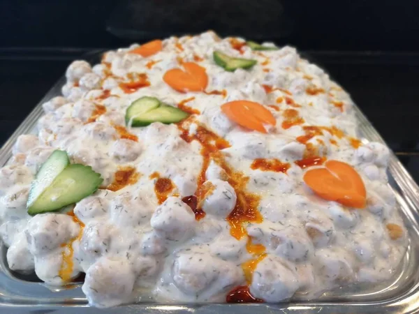 Servis tabağında lezzetli tereyağlı Türk mantısı.