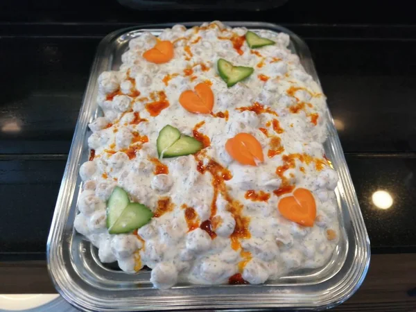 Servis tabağında lezzetli tereyağlı Türk mantısı.