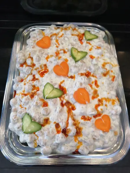 Servis tabağında lezzetli tereyağlı Türk mantısı.