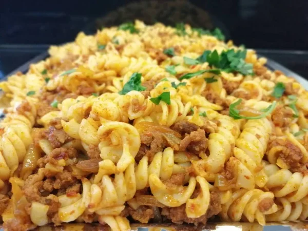 Servis tabağında lezzetli makarna.