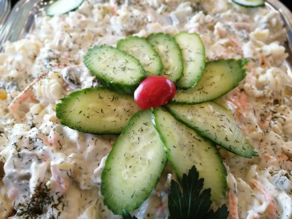 Servis tabağında lezzetli tereyağlı Türk mantısı.