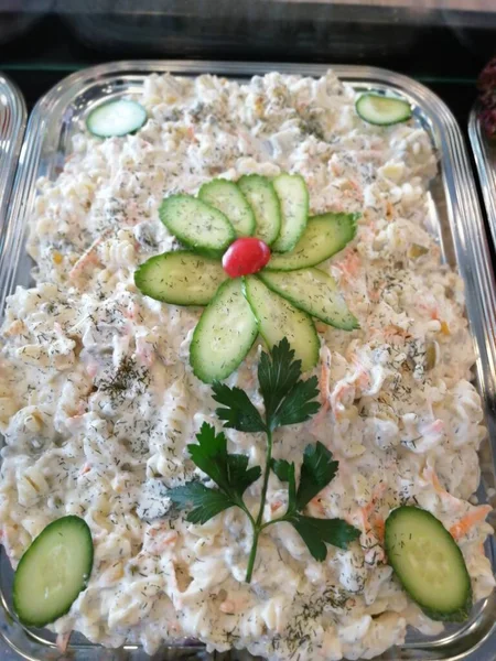 Servis tabağında lezzetli tereyağlı Türk mantısı.