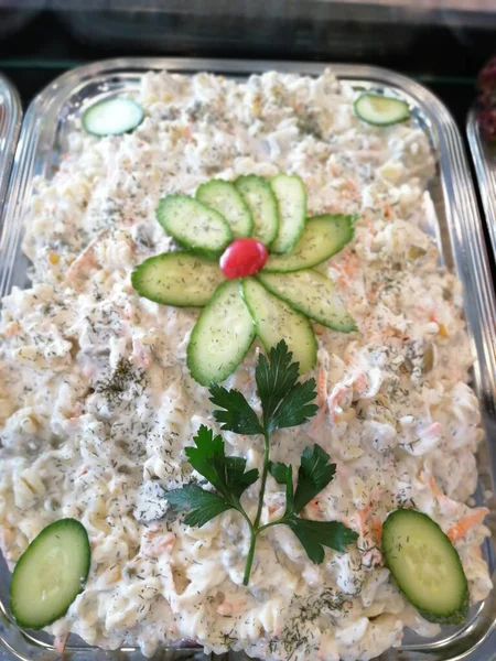 Servis tabağında lezzetli tereyağlı Türk mantısı.