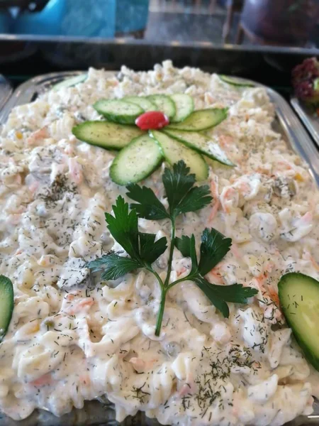 Servis tabağında lezzetli tereyağlı Türk mantısı.