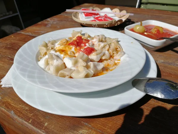 Raviolis Turcs Délicieux Beurre Dans Une Assiette Service — Photo