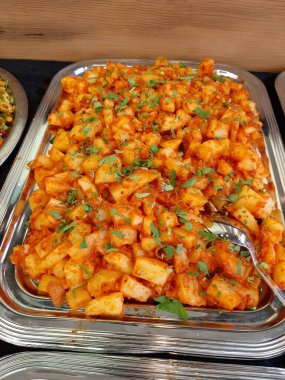 Lezzetli sebze ve soslu patates salatası.