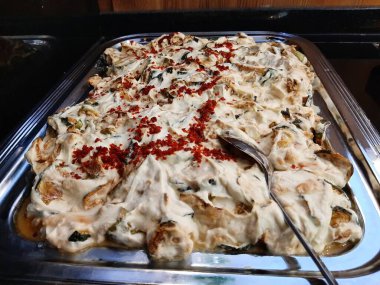 Lezzetli sebze ve soslu patates salatası.