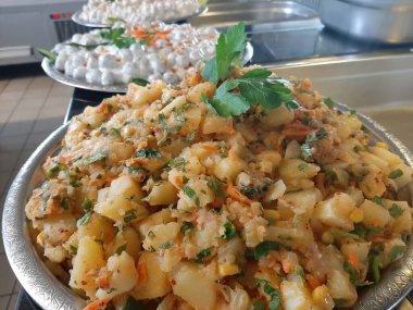 Lezzetli sebze ve soslu patates salatası.