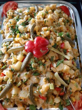 Lezzetli sebze ve soslu patates salatası.