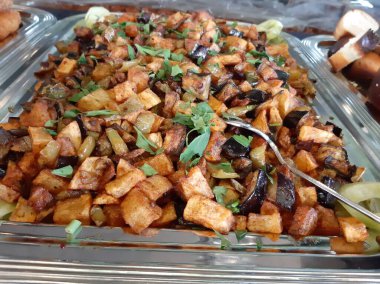 Lezzetli sebze ve soslu patates salatası.