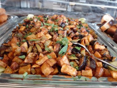 Lezzetli sebze ve soslu patates salatası.