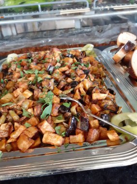 Lezzetli sebze ve soslu patates salatası.