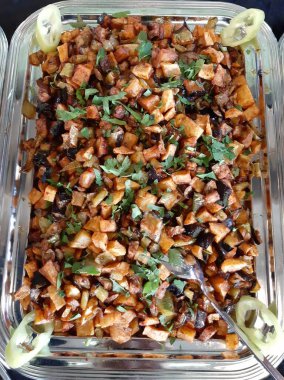 Lezzetli sebze ve soslu patates salatası.