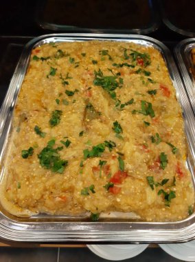 Lezzetli sebze ve soslu patates salatası.