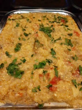 Lezzetli sebze ve soslu patates salatası.