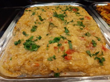 Lezzetli sebze ve soslu patates salatası.