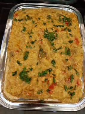 Lezzetli sebze ve soslu patates salatası.