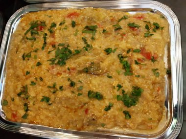 Lezzetli sebze ve soslu patates salatası.