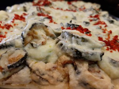 Lezzetli sebze ve soslu patates salatası.