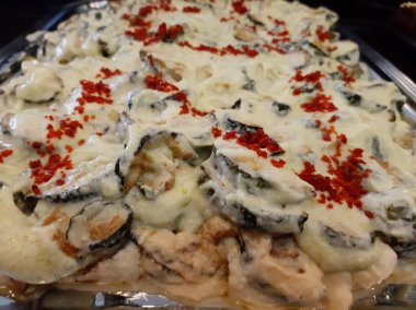 Lezzetli sebze ve soslu patates salatası.