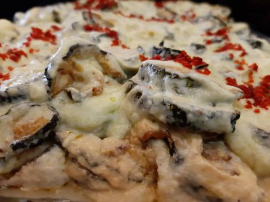 Lezzetli sebze ve soslu patates salatası.