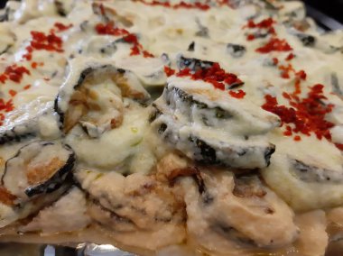 Lezzetli sebze ve soslu patates salatası.