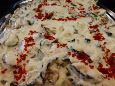 Lezzetli sebze ve soslu patates salatası.