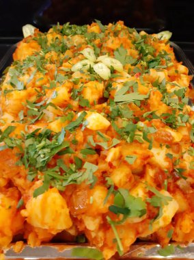 Lezzetli sebze ve soslu patates salatası.