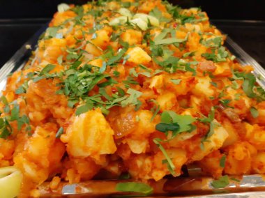 Lezzetli sebze ve soslu patates salatası.