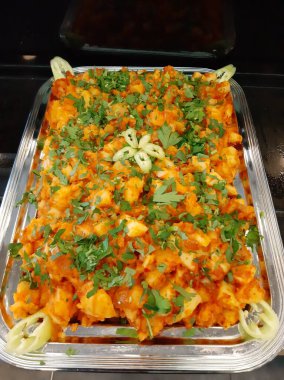 Lezzetli sebze ve soslu patates salatası.