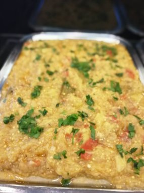 Lezzetli sebze ve soslu patates salatası.