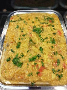 Lezzetli sebze ve soslu patates salatası.