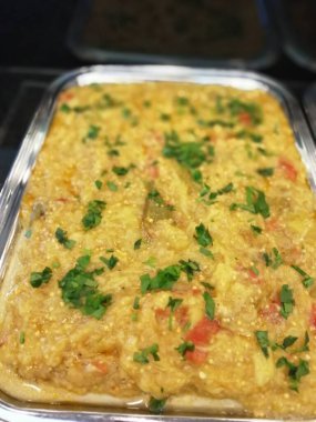 Lezzetli sebze ve soslu patates salatası.