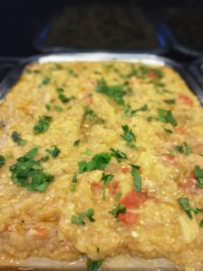 Lezzetli sebze ve soslu patates salatası.