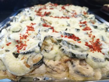 Lezzetli sebze ve soslu patates salatası.