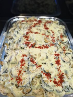 Lezzetli sebze ve soslu patates salatası.