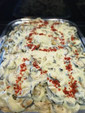 Lezzetli sebze ve soslu patates salatası.